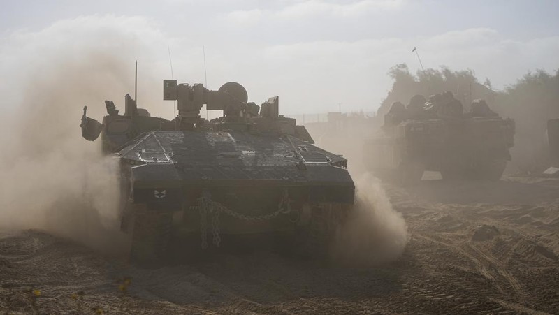 Tentara Israel berjalan melewati reruntuhan, di tengah invasi darat yang sedang berlangsung terhadap kelompok Islam Palestina Hamas di Jalur Gaza utara, 8 November 2023. (REUTERS/Ronen Zvulun)