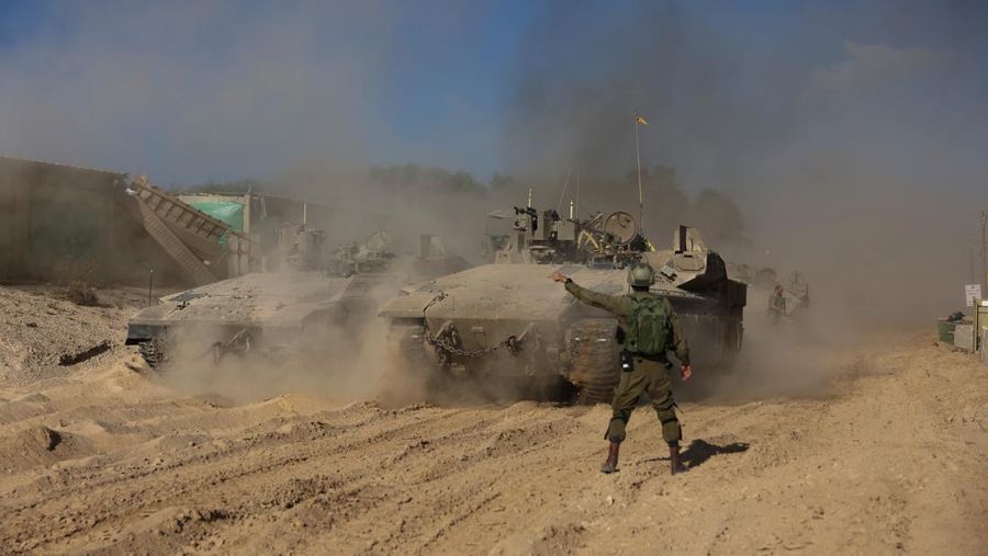 Tentara Israel berjalan melewati reruntuhan, di tengah invasi darat yang sedang berlangsung terhadap kelompok Islam Palestina Hamas di Jalur Gaza utara, 8 November 2023. (REUTERS/RONEN ZVULUN)