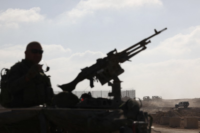Warga Palestina berangkat dari bagian utara Gaza untuk melarikan diri dari bagian tengah dan selatan Jalur Gaza pada 08 November 2023. ( AP Photo/Hatem Moussa) Warga Palestina berangkat dari bagian utara Gaza untuk melarikan diri dari bagian tengah dan selatan Jalur Gaza pada 08 November 2023. ( AP Photo/Hatem Moussa)
