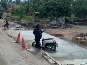 Emak-emak Terjebak Jalan yang Baru Dicor di Batanghari