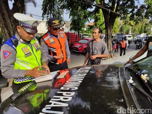 Dishub Ancam Gembosi Ban Kendaraan Parkir Liar di Pelabuan Sanur
