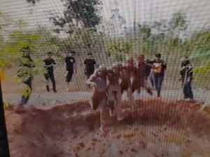 Viral Mahasiswa di Depok Loncat ke Lumpur, Kampus Bantah Ada Perpeloncoan