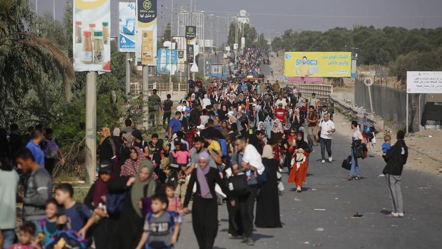 Warga Palestina berangkat dari bagian utara Gaza untuk melarikan diri dari bagian tengah dan selatan Jalur Gaza pada 08 November 2023. (Photo by Ashraf Amra/Anadolu via Getty Images)
