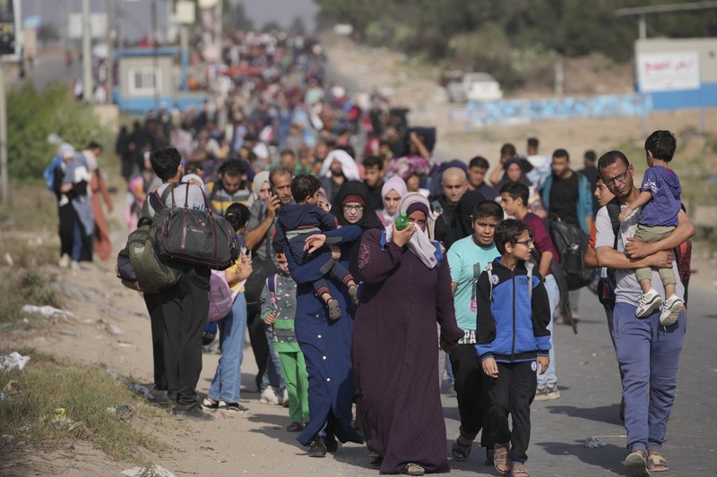 Warga Palestina berangkat dari bagian utara Gaza untuk melarikan diri dari bagian tengah dan selatan Jalur Gaza pada 08 November 2023. ( AP Photo/Hatem Moussa)