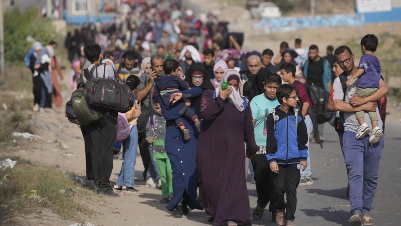 Warga Palestina berangkat dari bagian utara Gaza untuk melarikan diri dari bagian tengah dan selatan Jalur Gaza pada 08 November 2023. ( AP Photo/Hatem Moussa)