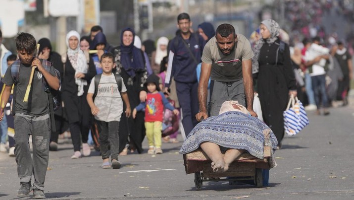 Warga Palestina berangkat dari bagian utara Gaza untuk melarikan diri dari bagian tengah dan selatan Jalur Gaza pada 08 November 2023. ( AP Photo/Hatem Moussa)