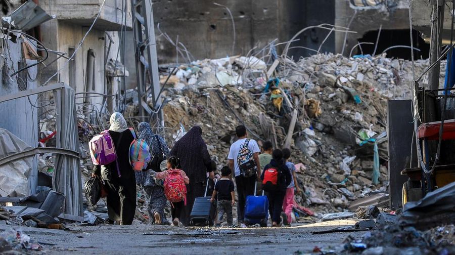 Warga Palestina berangkat dari bagian utara Gaza untuk melarikan diri dari bagian tengah dan selatan Jalur Gaza pada 08 November 2023. (REUTERS/STRINGER)