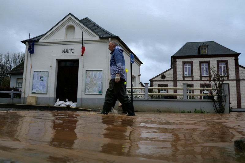 Banjir di Estree saat Sungai Canche meluap di dekat Montreuil-sur-Mer setelah hujan lebat berhari-hari menyebabkan banjir di Prancis utara, Jumat (10/11/2023). (REUTERS/Pascal Rossignol)