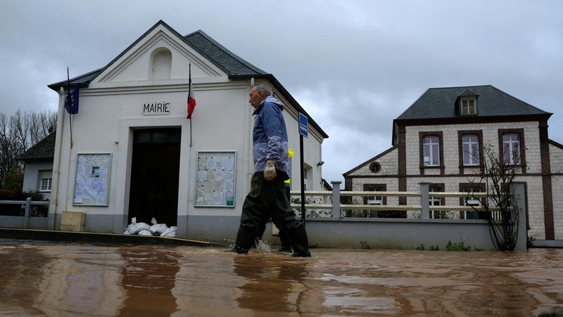 Banjir di Estree saat Sungai Canche meluap di dekat Montreuil-sur-Mer setelah hujan lebat berhari-hari menyebabkan banjir di Prancis utara, Jumat (10/11/2023). (REUTERS/Pascal Rossignol)