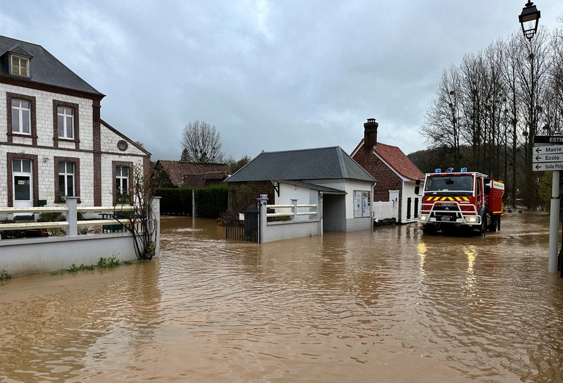 Banjir di Estree saat Sungai Canche meluap di dekat Montreuil-sur-Mer setelah hujan lebat berhari-hari menyebabkan banjir di Prancis utara, Jumat (10/11/2023). (REUTERS/Pascal Rossignol)
