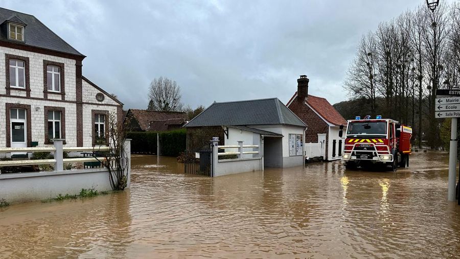 Banjir di Estree saat Sungai Canche meluap di dekat Montreuil-sur-Mer setelah hujan lebat berhari-hari menyebabkan banjir di Prancis utara, Jumat (10/11/2023). (REUTERS/Pascal Rossignol)