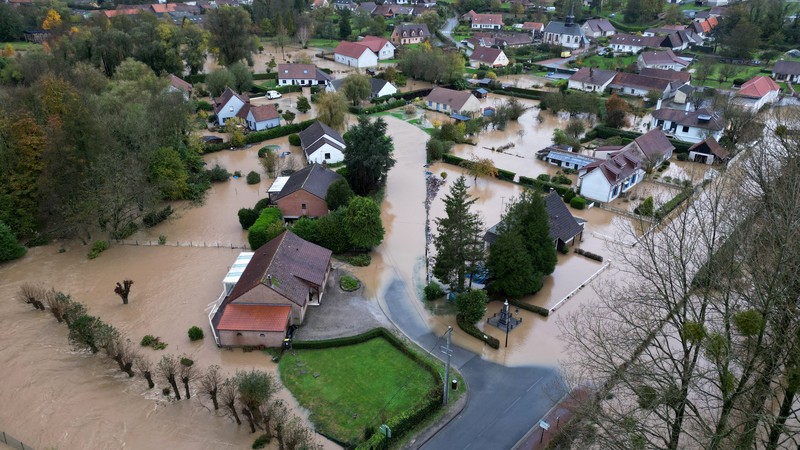 Banjir di Estree saat Sungai Canche meluap di dekat Montreuil-sur-Mer setelah hujan lebat berhari-hari menyebabkan banjir di Prancis utara, Jumat (10/11/2023). (REUTERS/Pascal Rossignol)