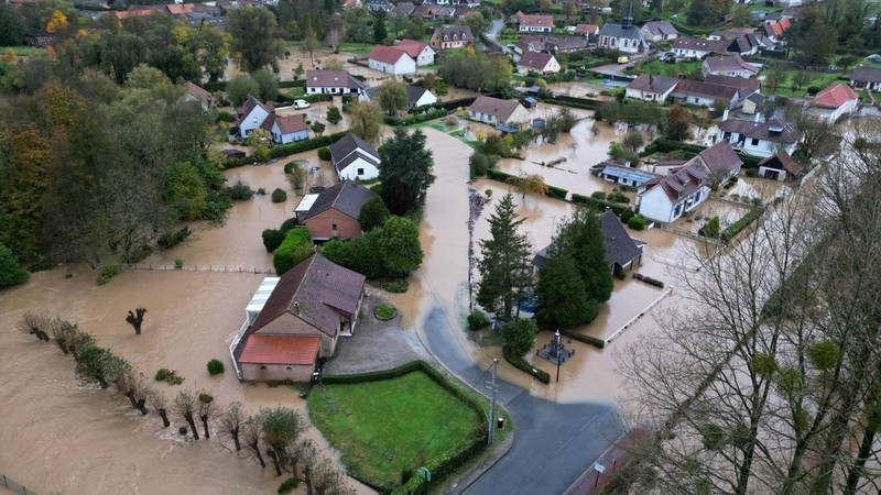 Banjir di Estree saat Sungai Canche meluap di dekat Montreuil-sur-Mer setelah hujan lebat berhari-hari menyebabkan banjir di Prancis utara, Jumat (10/11/2023). (REUTERS/Pascal Rossignol)