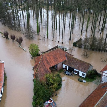 Prancis Utara Lumpuh Total Terendam Banjir