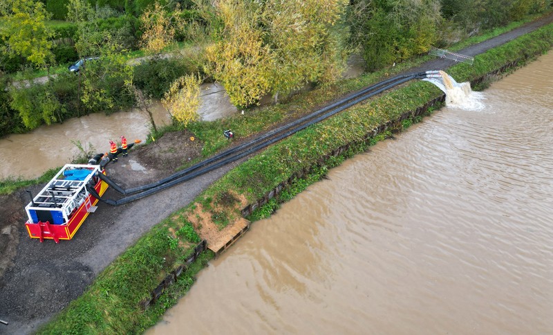 Banjir di Estree saat Sungai Canche meluap di dekat Montreuil-sur-Mer setelah hujan lebat berhari-hari menyebabkan banjir di Prancis utara, Jumat (10/11/2023). (REUTERS/Pascal Rossignol)