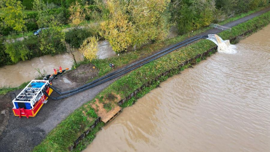 Banjir di Estree saat Sungai Canche meluap di dekat Montreuil-sur-Mer setelah hujan lebat berhari-hari menyebabkan banjir di Prancis utara, Jumat (10/11/2023). (REUTERS/Pascal Rossignol)
