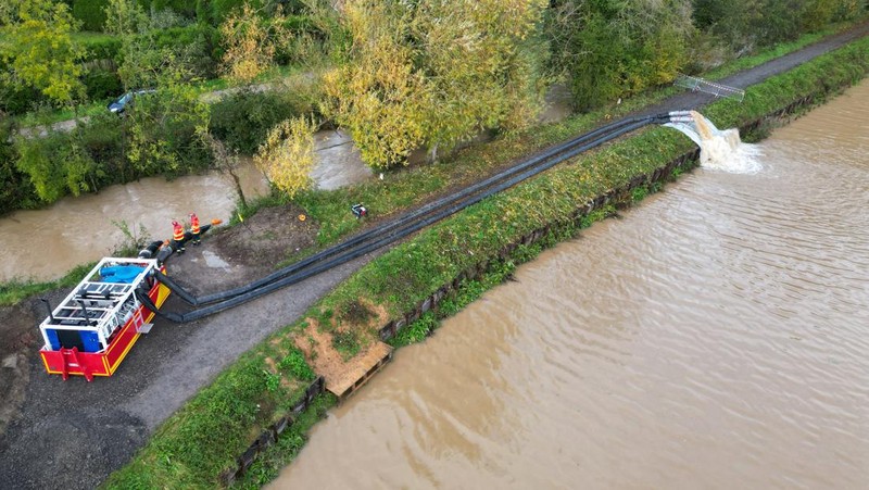 Banjir di Estree saat Sungai Canche meluap di dekat Montreuil-sur-Mer setelah hujan lebat berhari-hari menyebabkan banjir di Prancis utara, Jumat (10/11/2023). (REUTERS/Pascal Rossignol)