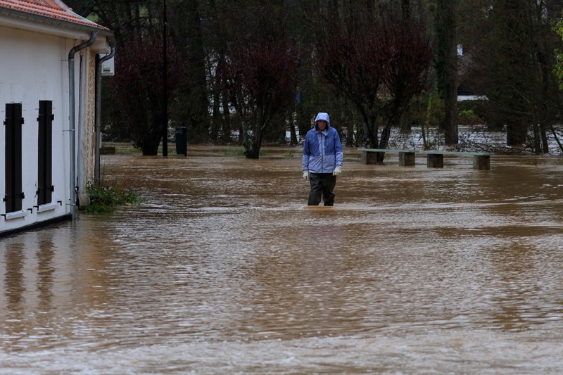 Banjir di Estree saat Sungai Canche meluap di dekat Montreuil-sur-Mer setelah hujan lebat berhari-hari menyebabkan banjir di Prancis utara, Jumat (10/11/2023). (REUTERS/Pascal Rossignol)