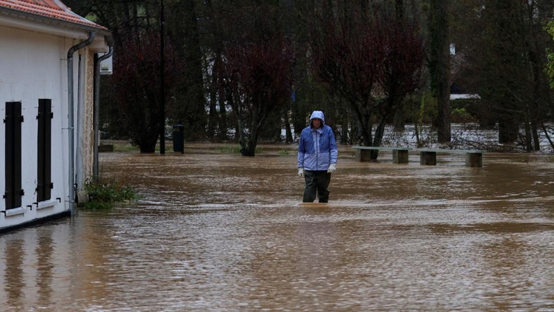 Banjir di Estree saat Sungai Canche meluap di dekat Montreuil-sur-Mer setelah hujan lebat berhari-hari menyebabkan banjir di Prancis utara, Jumat (10/11/2023). (REUTERS/Pascal Rossignol)