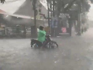 Sejumlah Kawasan di Kota Malang Banjir Saat Diguyur Hujan Deras
