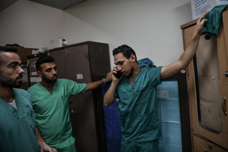 Banyak petugas kesehatan di Palestina yang mengalami trauma, frustrasi, dan kelelahan yang luar biasa alias burnout imbas menangani ribuan korban serangan Israel. (Photo by Abed Zagout/Anadolu via Getty Images)