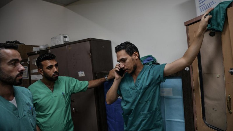 Banyak petugas kesehatan di Palestina yang mengalami trauma, frustrasi, dan kelelahan yang luar biasa alias burnout imbas menangani ribuan korban serangan Israel. (Photo by Abed Zagout/Anadolu via Getty Images)