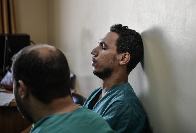 Banyak petugas kesehatan di Palestina yang mengalami trauma, frustrasi, dan kelelahan yang luar biasa alias burnout imbas menangani ribuan korban serangan Israel. (Photo by Abed Zagout/Anadolu via Getty Images)