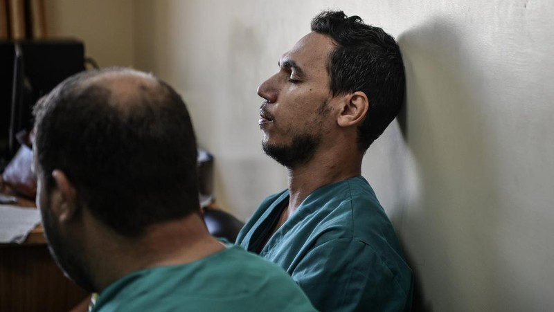Banyak petugas kesehatan di Palestina yang mengalami trauma, frustrasi, dan kelelahan yang luar biasa alias burnout imbas menangani ribuan korban serangan Israel. (Photo by Abed Zagout/Anadolu via Getty Images)