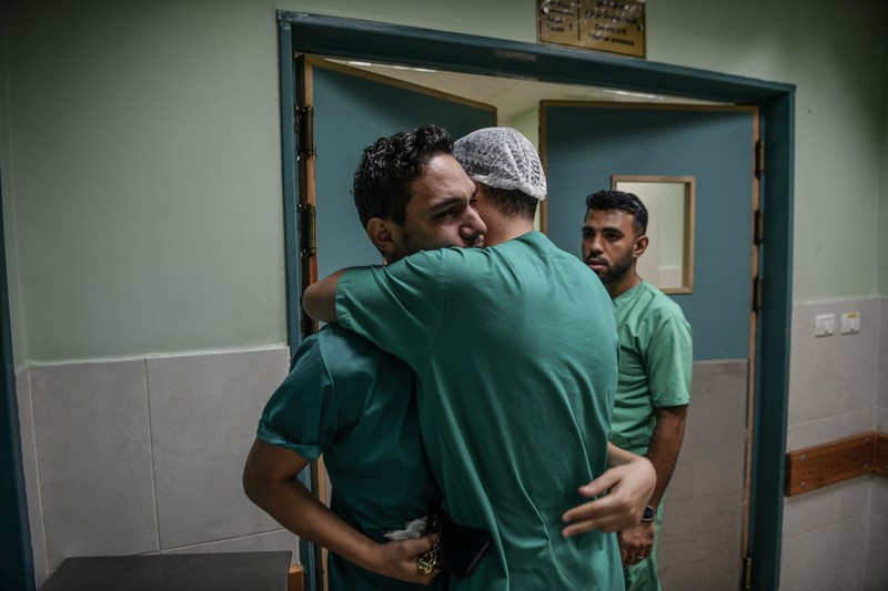 Banyak petugas kesehatan di Palestina yang mengalami trauma, frustrasi, dan kelelahan yang luar biasa alias burnout imbas menangani ribuan korban serangan Israel. (Photo by Abed Zagout/Anadolu via Getty Images)