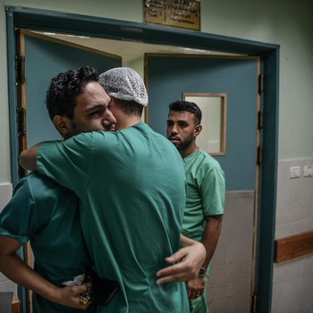 Wajah Frustrasi Tenaga Medis di Gaza, Tak Bisa Tidur-Burnout