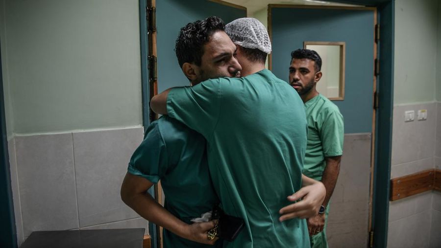 Banyak petugas kesehatan di Palestina yang mengalami trauma, frustrasi, dan kelelahan yang luar biasa alias burnout imbas menangani ribuan korban serangan Israel. (Photo by Abed Zagout/Anadolu via Getty Images)