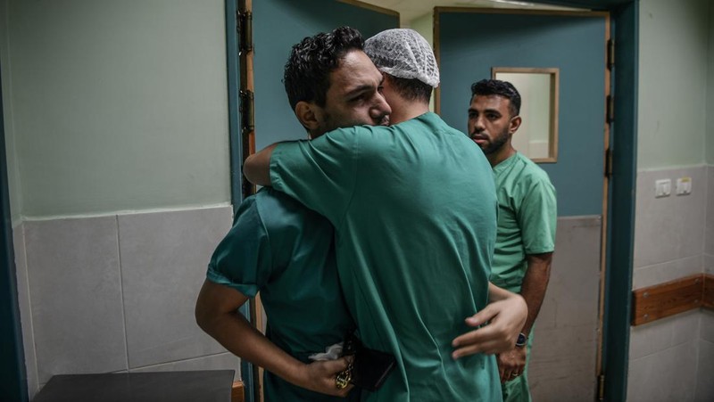 Banyak petugas kesehatan di Palestina yang mengalami trauma, frustrasi, dan kelelahan yang luar biasa alias burnout imbas menangani ribuan korban serangan Israel. (Photo by Abed Zagout/Anadolu via Getty Images)