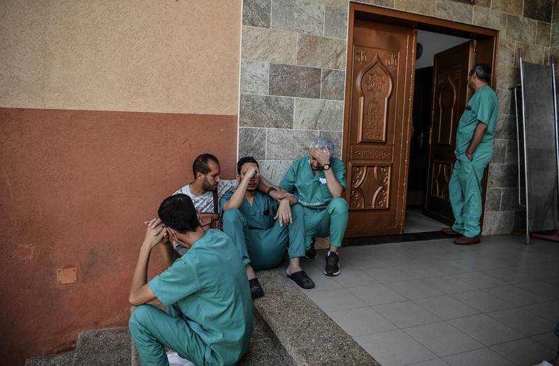 Banyak petugas kesehatan di Palestina yang mengalami trauma, frustrasi, dan kelelahan yang luar biasa alias burnout imbas menangani ribuan korban serangan Israel. (Photo by Abed Zagout/Anadolu via Getty Images)