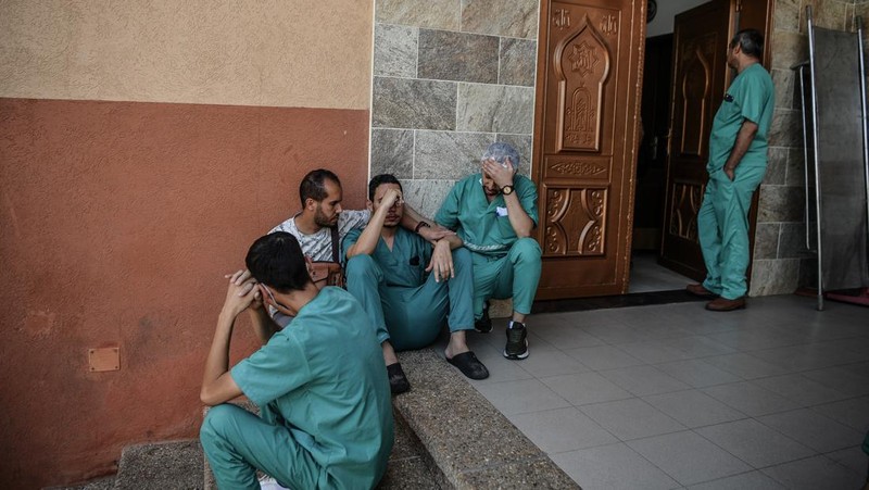 Banyak petugas kesehatan di Palestina yang mengalami trauma, frustrasi, dan kelelahan yang luar biasa alias burnout imbas menangani ribuan korban serangan Israel. (Photo by Abed Zagout/Anadolu via Getty Images)