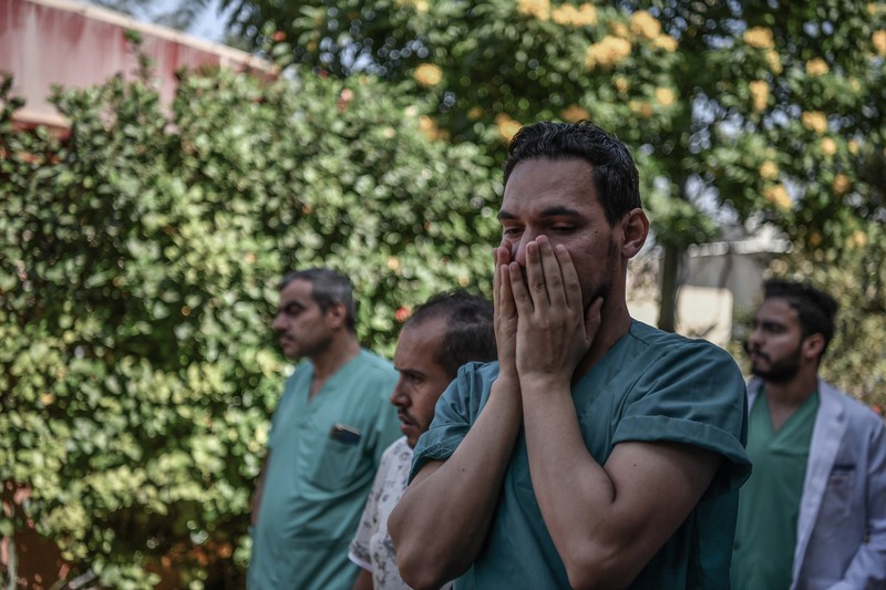 Banyak petugas kesehatan di Palestina yang mengalami trauma, frustrasi, dan kelelahan yang luar biasa alias burnout imbas menangani ribuan korban serangan Israel. (Photo by Abed Zagout/Anadolu via Getty Images)