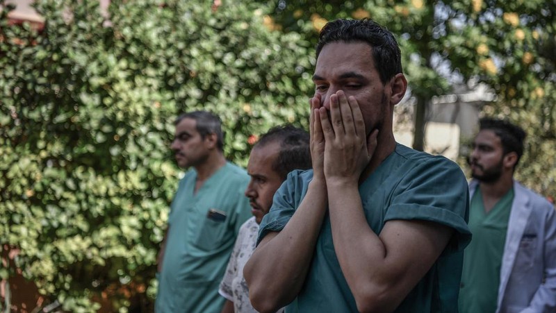 Banyak petugas kesehatan di Palestina yang mengalami trauma, frustrasi, dan kelelahan yang luar biasa alias burnout imbas menangani ribuan korban serangan Israel. (Photo by Abed Zagout/Anadolu via Getty Images)