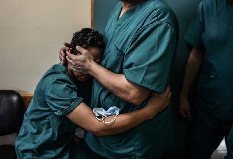 Banyak petugas kesehatan di Palestina yang mengalami trauma, frustrasi, dan kelelahan yang luar biasa alias burnout imbas menangani ribuan korban serangan Israel. (Photo by Abed Zagout/Anadolu via Getty Images)