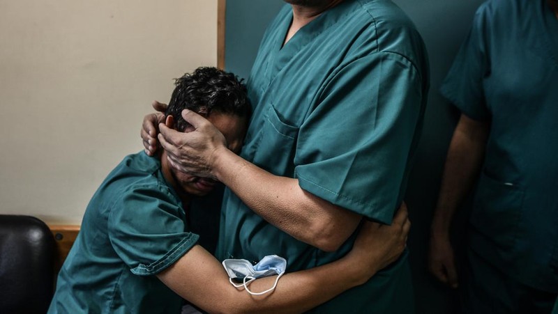 Banyak petugas kesehatan di Palestina yang mengalami trauma, frustrasi, dan kelelahan yang luar biasa alias burnout imbas menangani ribuan korban serangan Israel. (Photo by Abed Zagout/Anadolu via Getty Images)