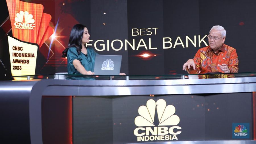 Direktur Utama Bank SUMSEL BABEL, Achmad Syamsudin dalam acara Road To CNBC Indonesia Award 2023 Best Regional Bank, Jumat (10/11/2023). (CNBC Indonesia/Tri Susilo)
