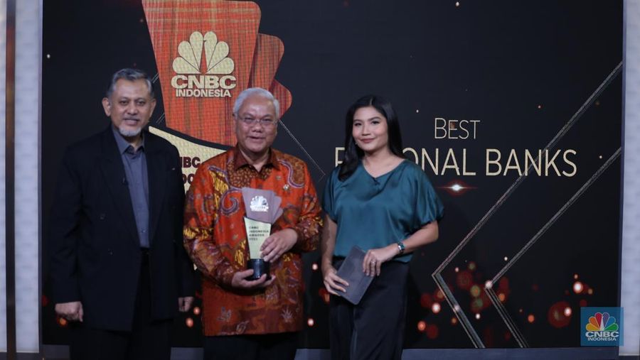 Direktur Utama Bank SUMSEL BABEL, Achmad Syamsudin menerima penghargaan dalam acara Road To CNBC Indonesia Award 2023 Best Regional Bank, Jumat (10/11/2023). (CNBC Indonesia/Tri Susilo)