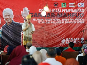 Silaturahmi ke Sumut, Ganjar Disambut Pendukung & Dipakaikan Kain Melayu