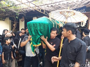 Lambaian Tangan Istri Antar Cak Diqin ke Peristirahatan Terakhir