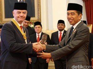 Jokowi Beri Presiden FIFA Anugerah Bintang Jasa