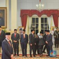 Pakai Peci, Presiden FIFA Dapat Gelar Bintang Jasa Jokowi