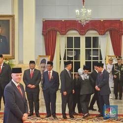 Pakai Peci, Presiden FIFA Dapat Gelar Bintang Jasa Jokowi