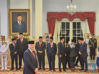 Pakai Peci, Presiden FIFA Dapat Gelar Bintang Jasa Jokowi