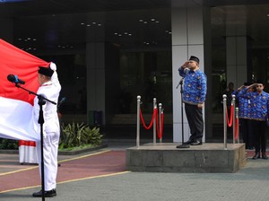 Pimpin Upacara Hari Pahlawan Ke-78, Wamenaker Ajak Kelola Kekayaan Alam