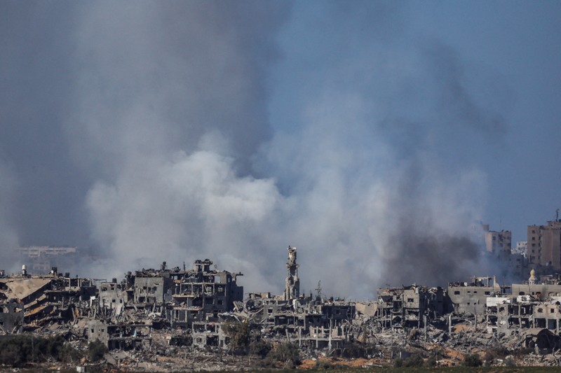 Kepulan asap saat terjadinya konflik yang sedang berlangsung antara Israel dan kelompok Palestina Hamas di Jalur Gaza, Jumat (10/11/2023). (REUTERS/Evelyn Hockstein) Kepulan asap saat terjadinya konflik yang sedang berlangsung antara Israel dan kelompok Palestina Hamas di Jalur Gaza, Jumat (10/11/2023). (REUTERS/Evelyn Hockstein)