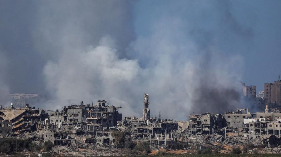 Kepulan asap saat terjadinya konflik yang sedang berlangsung antara Israel dan kelompok Palestina Hamas di Jalur Gaza, Jumat (10/11/2023). (REUTERS/Evelyn Hockstein)
