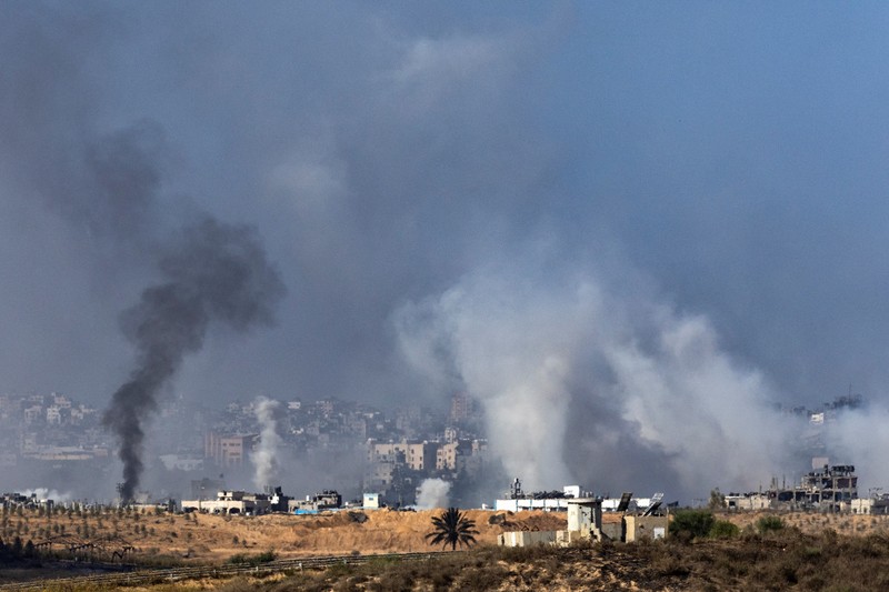 Kepulan asap saat terjadinya konflik yang sedang berlangsung antara Israel dan kelompok Palestina Hamas di Jalur Gaza, Jumat (10/11/2023). (REUTERS/Evelyn Hockstein) Kepulan asap saat terjadinya konflik yang sedang berlangsung antara Israel dan kelompok Palestina Hamas di Jalur Gaza, Jumat (10/11/2023). (REUTERS/Evelyn Hockstein)
